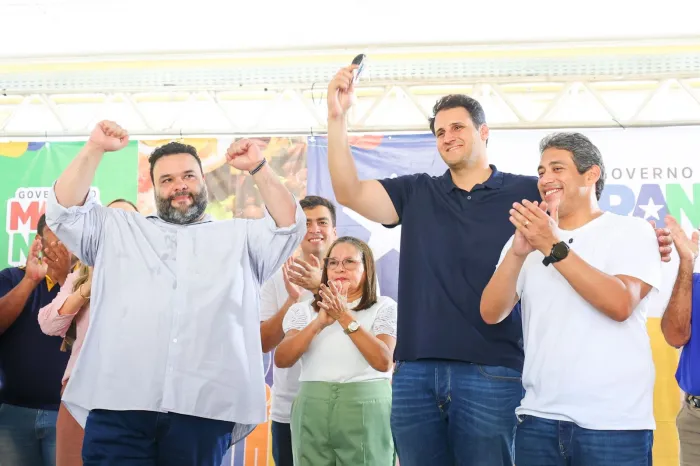 Deputado Osmar Filho com secretário Orleans Brandão e outras autoridades durante entrega de serviços públicos na região dos Lençóis Maranhenses
