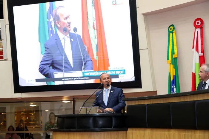 Badesc comemora 50 anos com Sessão Solene na Alesc e entrega de homenagem ao governador, colaboradores e empreendedores