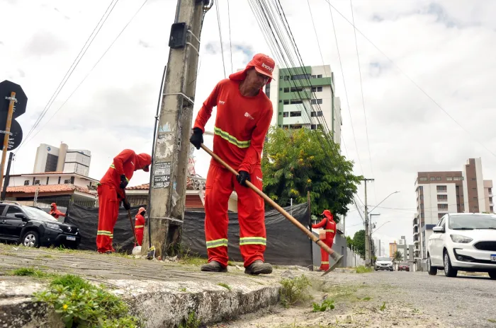 Agentes da Emlur seguem com serviços de coleta, roço, capinação e pintura de meio-fio nos bairros da Capital