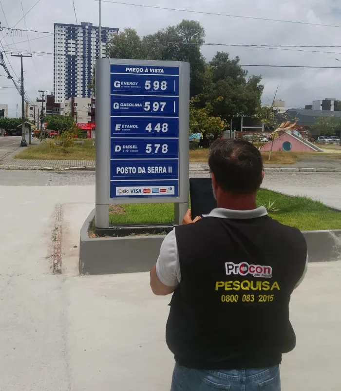 Procon-JP registra que preço da gasolina se mantém entre R$ 5,85 e R$ 5,99 há três semanas; álcool cai R$ 0,10