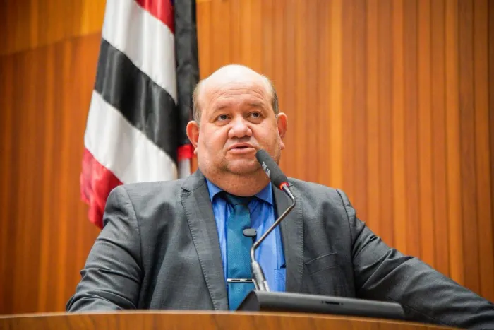 Deputado Fred Maia durante discurso na tribuna da Assembleia