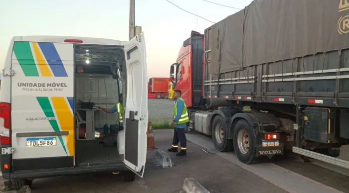 Operação flagra transporte de mercadorias sem documentação fiscal e com sobrepeso