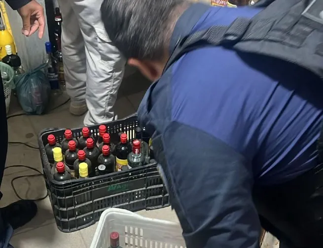 Operação conjunta apreende bebidas suspeitas de falsificação e máquinas caça-níqueis na Costa Sul de São Sebastião