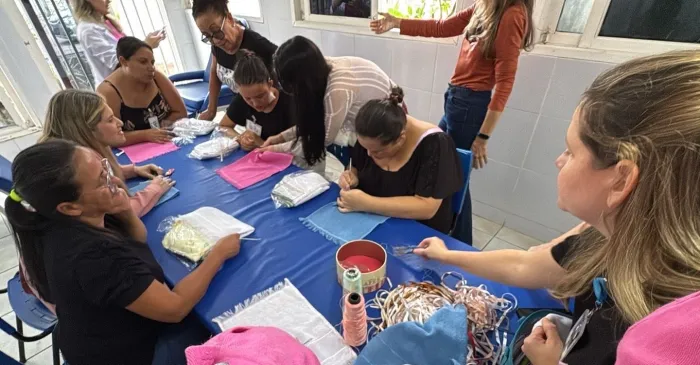 Casa Mãe Bebê realiza oficina de bordado e abre programação do Outubro Rosa no ICV