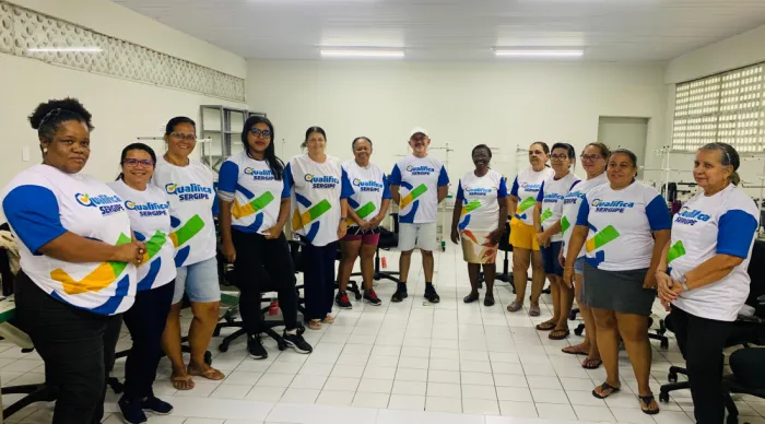 Curso de costura de moda praia e lingerie é iniciado no Espaço Cuidar Bugio