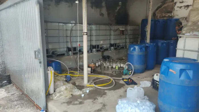 Polícia fecha fábrica clandestina de produção de bebidas em Jundiaí