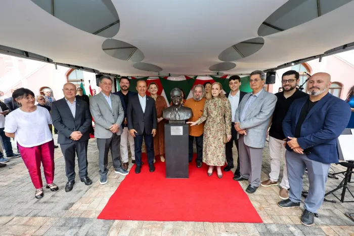 Jorginho Mello participa da inauguração do busto em homenagem ao ex-governador Antônio Carlos Konder