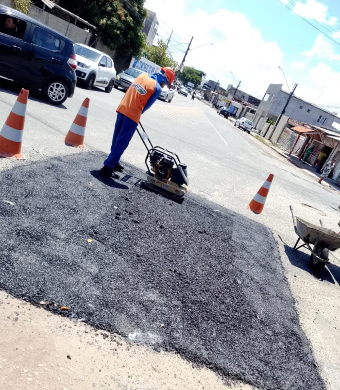 Seinfra inicia a semana com serviços da Operação Tapa-Buraco em 35 bairros da Capital