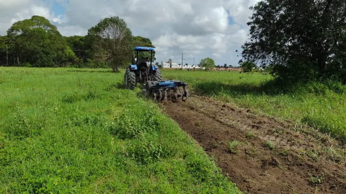 Prefeitura retoma serviços com trator agrícola para fortalecer a agricultura familiar da Capital