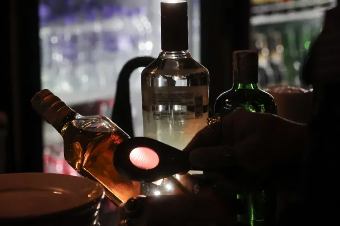 Entenda como funcionam as fiscalizações e interdições a estabelecimentos contra falsificação de bebidas