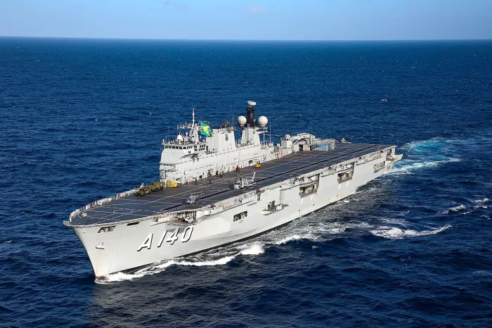 Porto do Itaqui promove visitação pública ao maior navio de guerra da América Latina