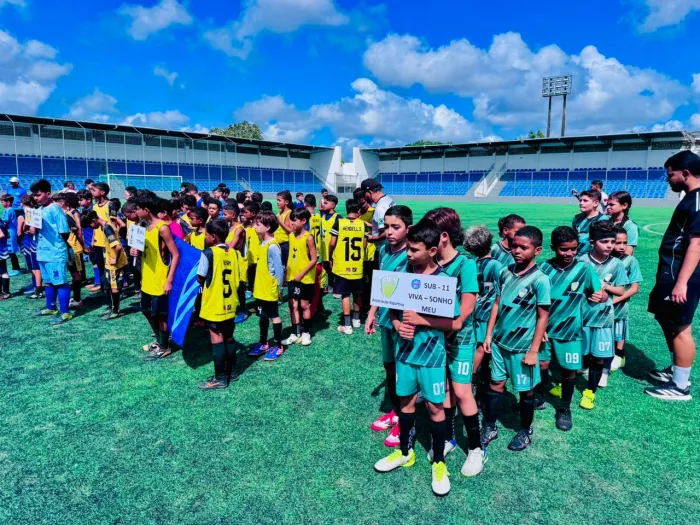 Campeonato de Escolinhas de Futebol Kids começa com festa, desfile e disputas em campo