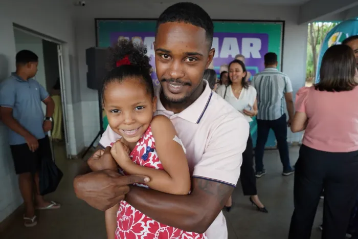 Barbeiro Marcos Paulo de Souza também aproveitou para levar a Lua Beliza Soares, de 5 anos, para se imunizar com a vacina contra a varicela (Foto: Marco Monteiro)