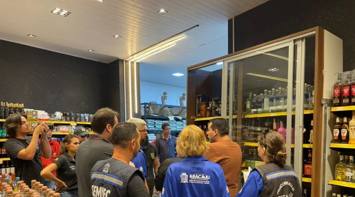 Operação conjunta fiscaliza venda irregular de bebidas alcoólicas em Sergipe