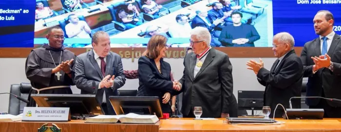 Dra. Helena Duailibe parabeniza Dom José Belisário, após a entrega da Medalha Manuel Beckman, ao lado de Cleones Cunha, Dom Gilberto Pastana, Dom João Muniz e Ivaldo Prado durante a Sessão Solene, na Assembleia Legislativa