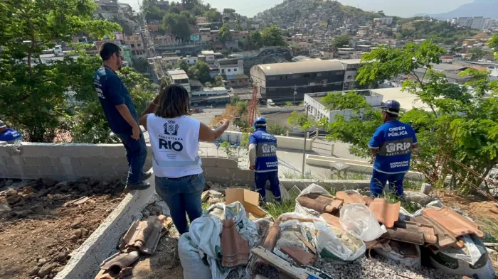 As estruturas estavam sendo erguidas em uma área pública, ao lado de um mirante. Foto: Divulgação/Prefeitura