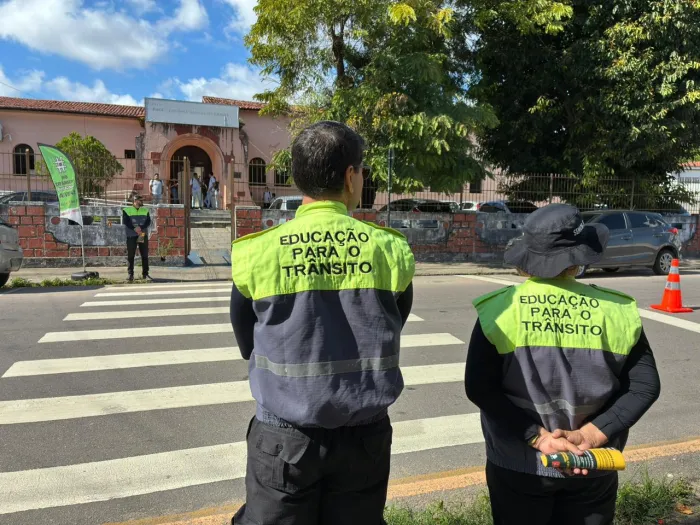 Semob-JP realiza ação e orienta estudantes sobre uso seguro da faixa de pedestres