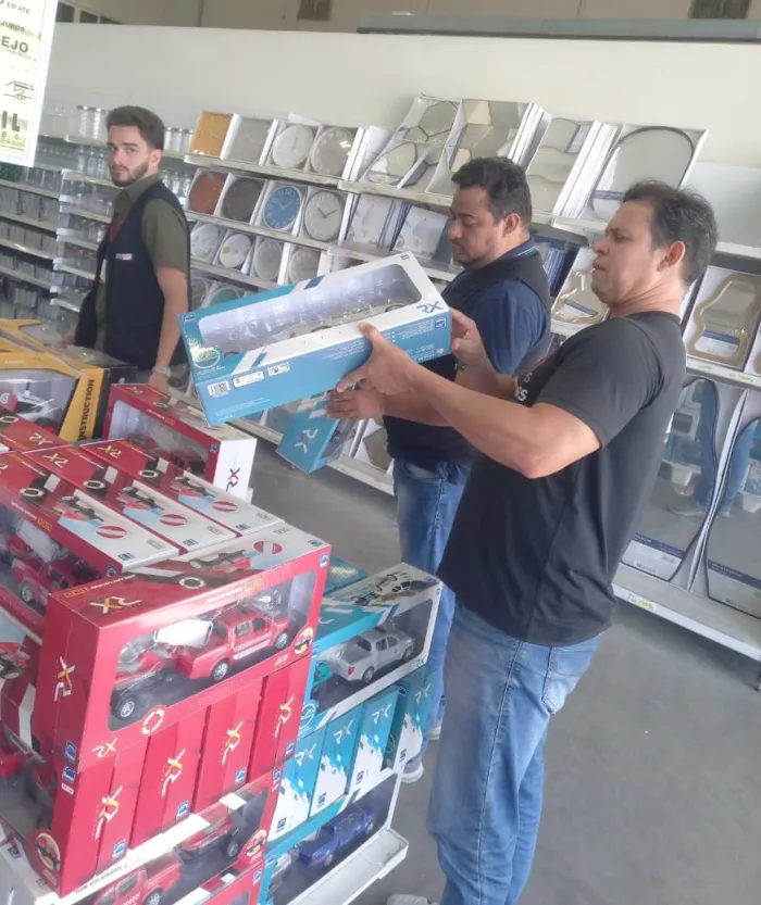 Procon-JP notifica duas lojas durante fiscalização de brinquedos; inspeção já apreendeu mais de 3,3 mil itens
