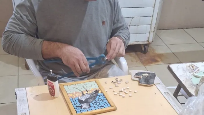 Apenados de São Vicente do Sul confeccionam troféu do Prêmio Sema-Fepam de Jornalismo Ambiental 2025