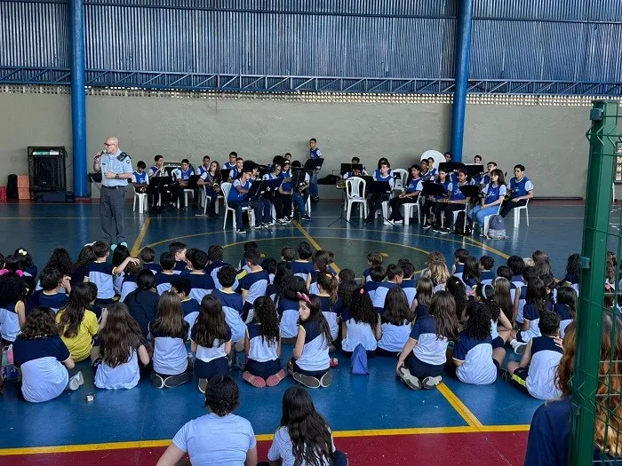 Banda Júnior da PMES realiza apresentação em escola de Vitória