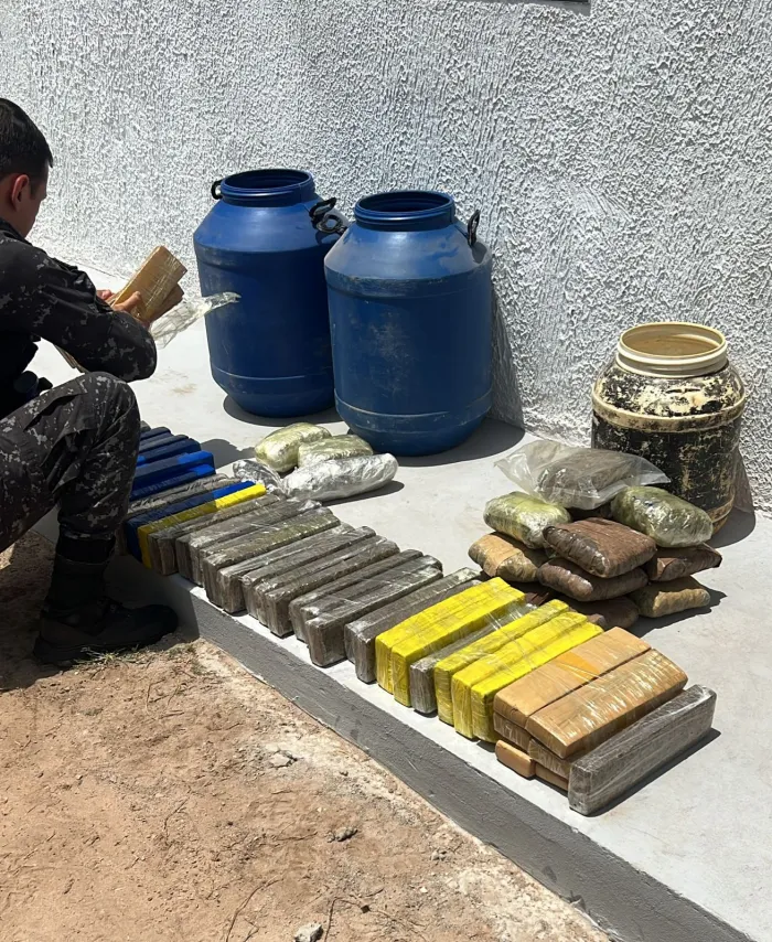 Polícia Militar apreende aproximadamente 85 kg de entorpecentes e prende dois suspeitos de liderar comércio de drogas em bairro de Bacabal