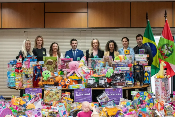 PGE/SC arrecada mais de 1700 brinquedos e faz doação para Salas Lilás da Polícia Civil
