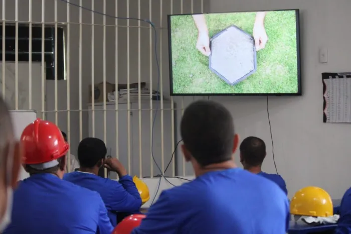 Sejus oferta curso de produção de blocos de concreto em penitenciária