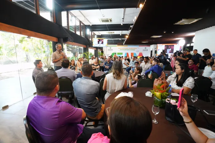 “Uma educação de qualidade significa professores valorizados”, celebra Elmano de Freitas ao anunciar antecipação de promoção e outras medidas