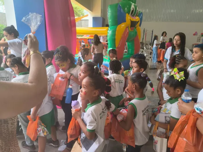 Projeto “Mais Infância nos Pátios, Menos Tempo nas Telas: Brincar é Movimento” promove integração e valorização da infância em Feira de Santana