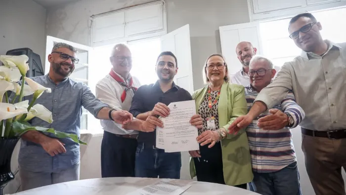 Gabriel Souza e secretária Arita e autoridades locais com o convênio que garante mais qualidade no atendimento -Foto: Bruno Todeschini/Divulgação