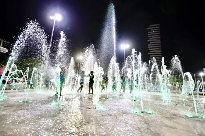 Prefeitura amplia funcionamento da fonte interativa da Praça Osias Gomes no Dia das Crianças