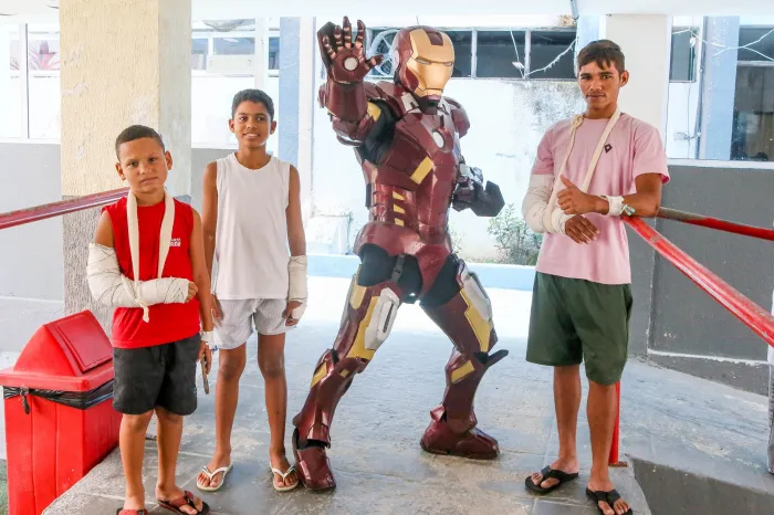 Visita de personagem dos quadrinhos leva alegria a pacientes e profissionais do CHM