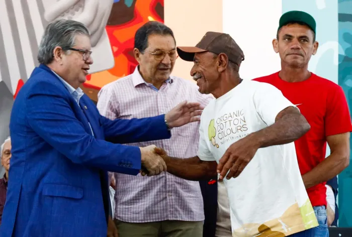 João Azevêdo autoriza ações para regularização fundiária de todos imóveis rurais de Campina e pavimentação de distritos
