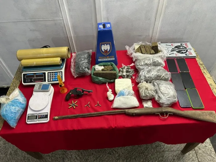 Polícia Militar apreende drogas, armas e materiais do tráfico em ação na zona rural de Cachoeiro