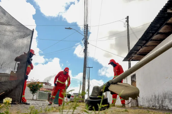 Emlur atende mais de 30 bairros com ações de coleta e conservação, nesta segunda-feira