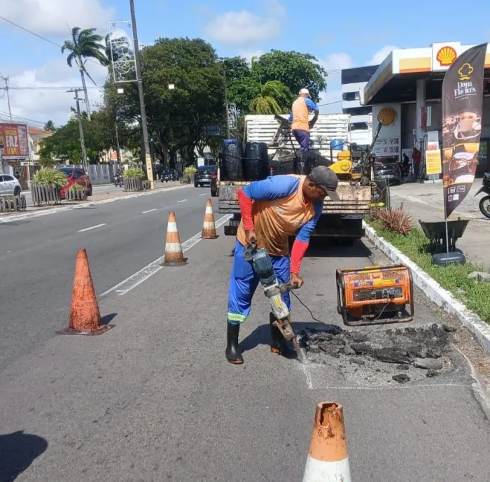 Seinfra inicia a semana com Operação Tapa-buraco em 35 bairros da Capital
