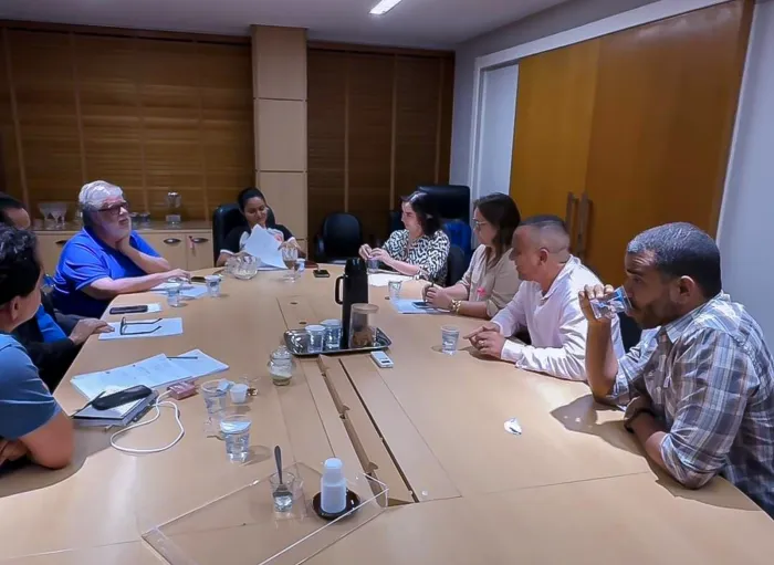 Prefeita Débora apresenta proposta de reajuste salarial para professores durante reunião com a ASPROLF