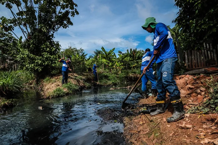Prefeitura de Rio Branco intensifica limpeza de córregos e igarapés para prevenir alagamentos no período chuvoso