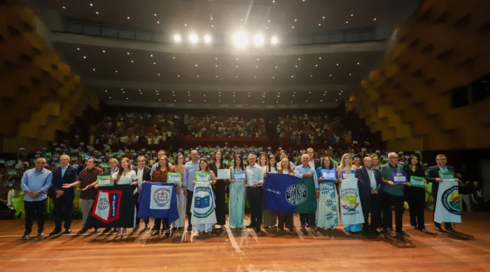 Governo do Estado entrega R$ 32 milhões do Prêmio Educação Nota 10 a professores e servidores