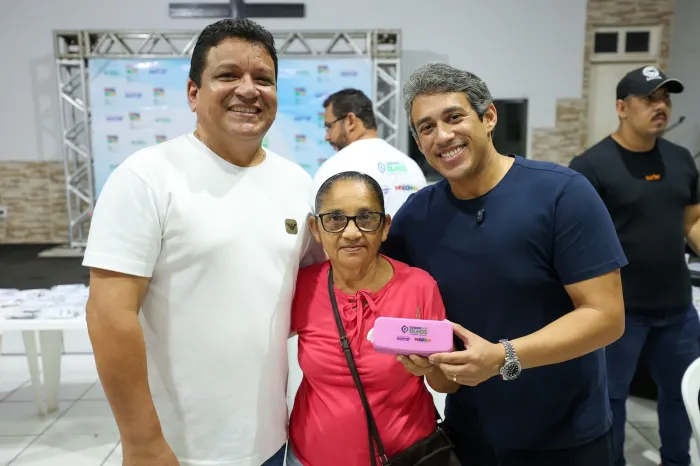 Osmar Filho entrega óculos do programa ‘Cuidar dos Olhos’ em São José de Ribamar