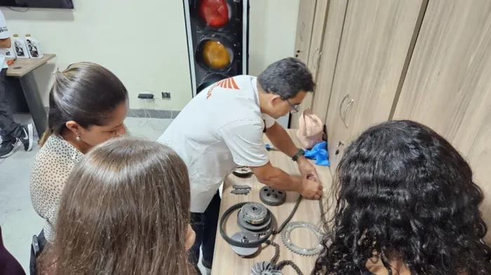 Detran|ES oferece cursos de pilotagem e de mecânica de motocicleta para mulheres