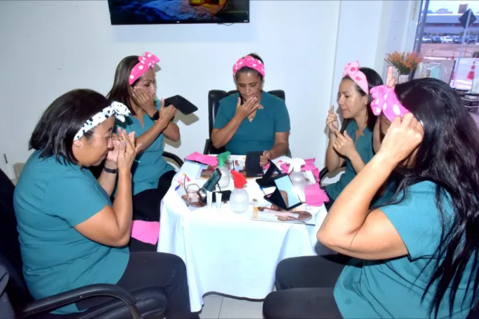 Professoras da Creche-Escola Sementinha em momento de descontração e autocuidado em ação alusiva ao Dia do Professor