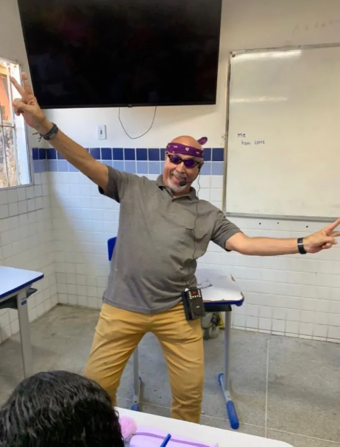 Professor Everaldo: O mestre que transforma a sala de aula em um farol de esperança