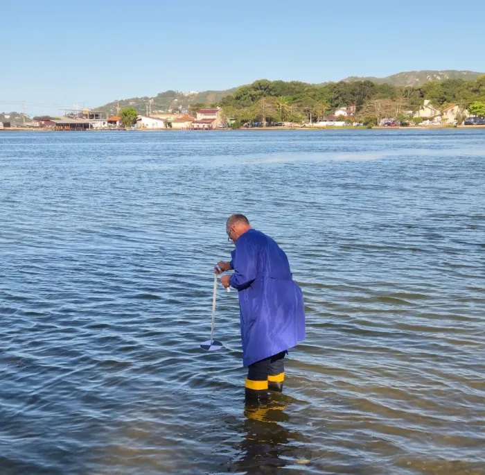 Amostras coletadas e analisadas pelo IMA em parceria com o IFSC explicam manchas na Lagoa da Conceição