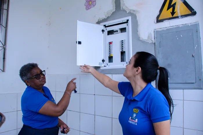 Prefeita Débora Regis acompanha instalação de ar-condicionado durante visita técnica em escolas da rede municipal