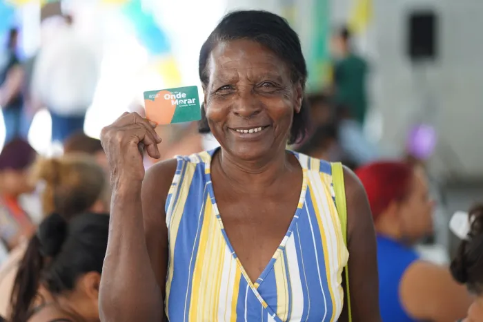 Agehab entrega escrituras e cartões do aluguel social em Aparecida de Goiânia (Fotos: Edgard Soares e Octacílio Queiroz)