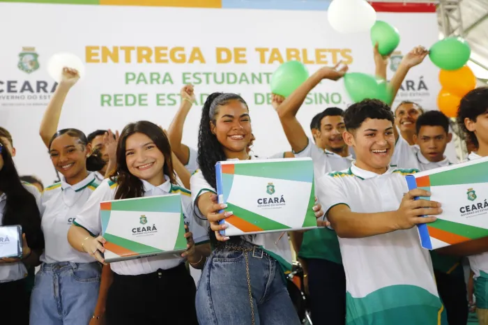 Em Martinópole, Governo do Ceará entrega tablets para estudantes e Areninha