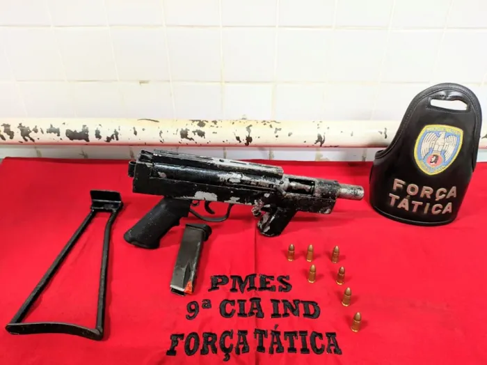 Polícia Militar apreende uma submetralhadora com munições e prende suspeito em Itapemirim