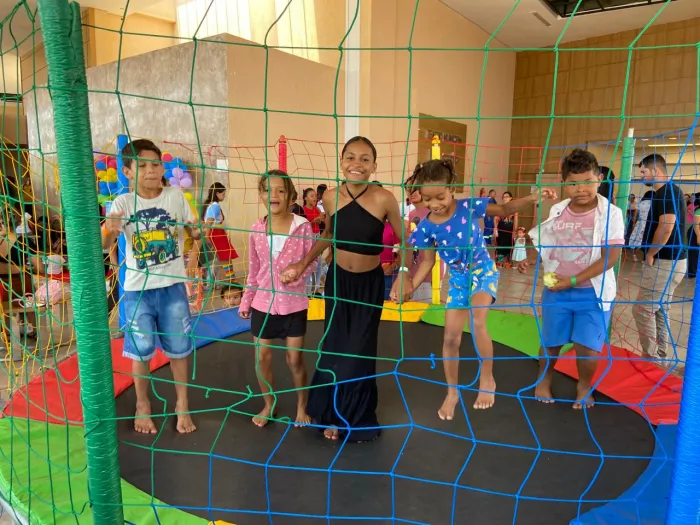 Seaspac: Crianças atendidas pelos CRAS participam de Festa das Crianças no Teatro Municipal