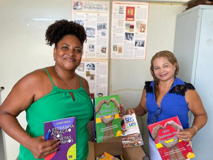 Prefeitura entrega livros literários e paradidáticos em escolas e incentiva a leitura na rede municipal